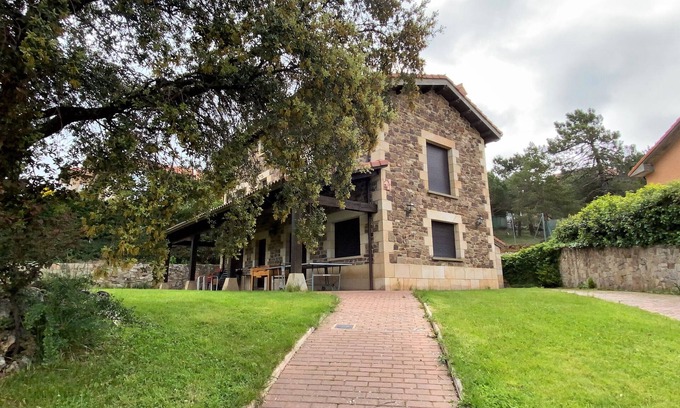 Ventosilla de San Juan House | Holiday Home 'Casa Rural La Carrasquilla' with Private Terrace, Private Garden and Wi-Fi