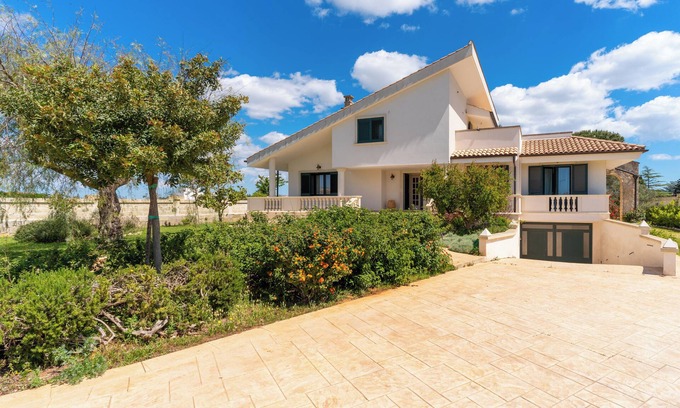 Spongano House | Holiday Home 'Casa Vacanze Le Giuggiole' with Private Terrace, Wi-Fi and Air Conditioning