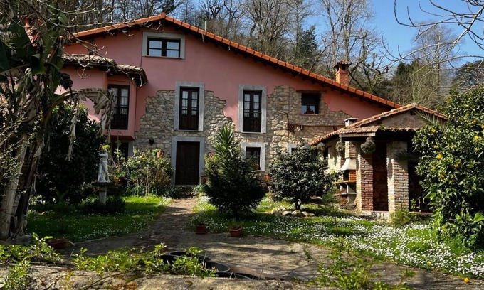 Mestas House | Holiday Home 'Caseron De Pontigu' with Mountain View, Private Terrace and Wi-Fi