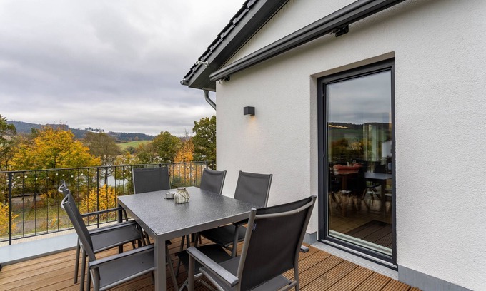 Heringhausen House | Holiday Home 'Catharina' with Lake View, Private Terrace and Wi-Fi