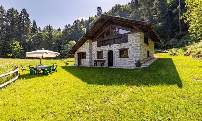 Borgo Lares Cabin | Holiday Home 'Cechin' with Mountain View, Private Garden and Balcony