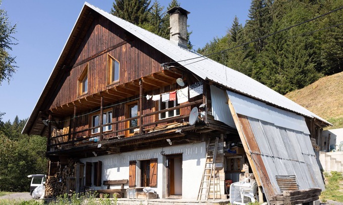 Queige Ski Chalet | Holiday Home "Chalet d'Alpage Authentique" with Wi-Fi