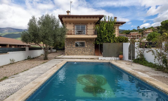 La Adrada Ski Chalet | Holiday Home 'Chalet El Castillo' with Private Pool, Wi-Fi and Air Conditioning