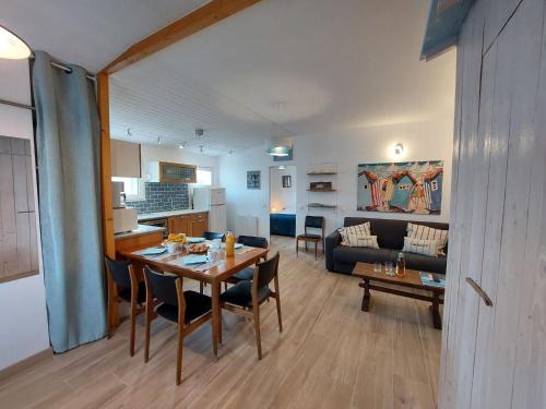 L'Epine House | Holiday Home Charme de la Petite Bosse by Interhome