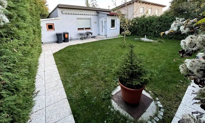 Favoriten House | Holiday Home "Cheerful Tiny House" with Private Garden
