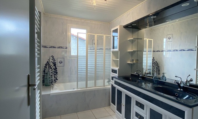 Vabres House | Holiday Home 'Chez Alex Et Oliv' with Mountain View, Private Terrace and Shared Garden