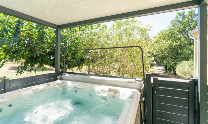 Malaucene House | Holiday Home 'Coin De Paradis Au Mont Ventoux' with Private Terrace, Wi-Fi and Air Conditioning