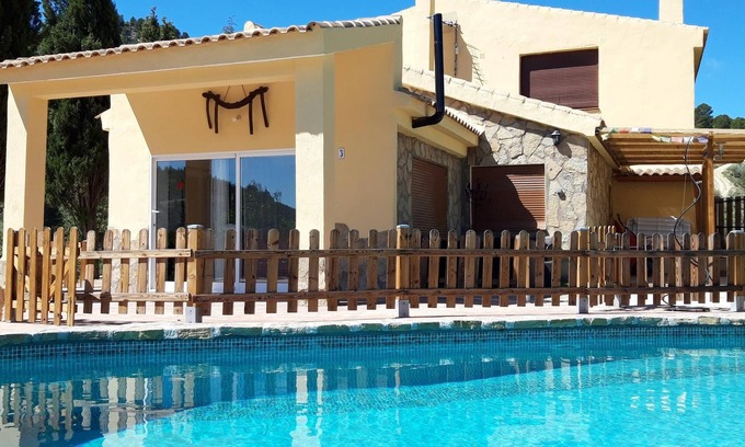 Castril House | Holiday Home ‘Cortijo la Era’ with Mountain View, Pool & Wi-Fi