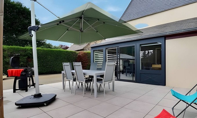 Chateaugiron House | Holiday Home 'Cours Péan' with Private Terrace, Private Garden and Wi-Fi