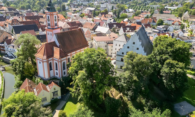 Krumbach House | Holiday Home 'Living In A Park - The Park Lodge' with Private Terrace and Wi-Fi
