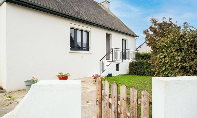 Sevignac House | Holiday Home 'De L'enclume' with Private Garden, Balcony and Wi-Fi