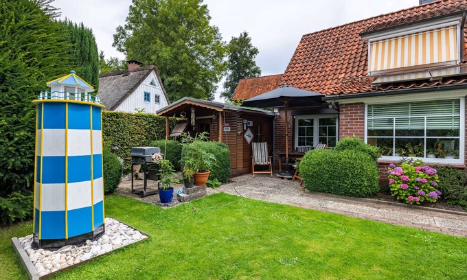 Drochtersen House | Holiday Home 'Deichkate Deichwinkel' with Shared Terrace, Shared Garden and Wi-Fi