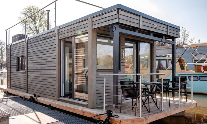 Neuland House | Holiday Home 'Dein Hausboot Wilma In Hamburg' with Private Terrace and Wi-Fi