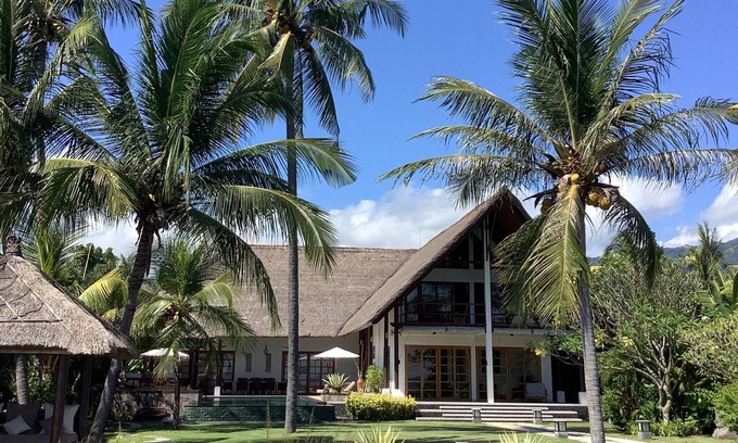 Gerokgak Villa | Holiday home directly on the north Bali beach, including staff