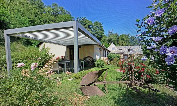 Villecomtal House | Holiday Home 'Domaine De Jouani - Pergola' with Shared Pool, Private Terrace and Wi-Fi