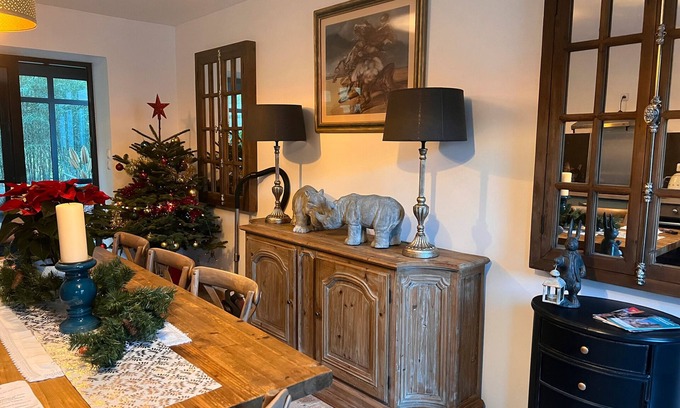 Luynes House | Holiday Home 'Domaine Du' with Shared Pool, Private Terrace and Wi-Fi