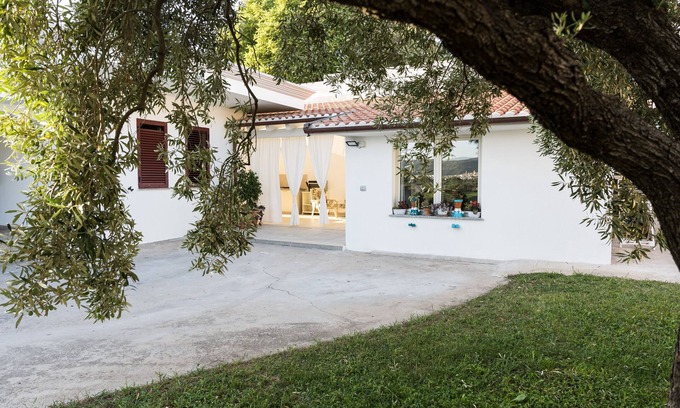 Irgoli House | Holiday Home 'Domo Bonaeras' with Mountain View, Wi-Fi and Air Conditioning