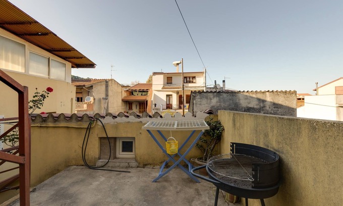 Guspini House | Holiday Home 'Domus Serci' close Centre with Terrace & A/C