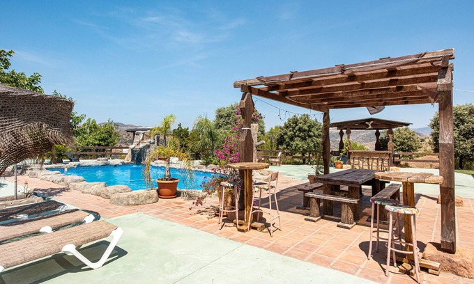 Almogia House | Holiday Home 'El Desafío De Las Águilas' with Lake View, Wi-Fi and Air Conditioning