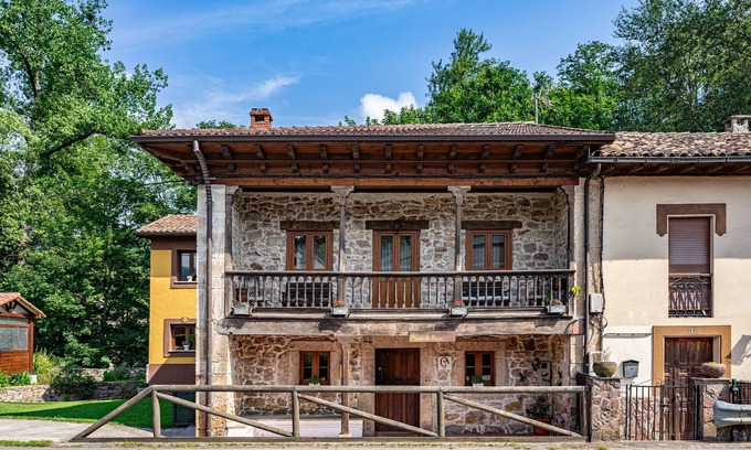 Soto de Cangas House | Holiday Home 'El Floreu De Remis' with Private Terrace, Private Garden and Wi-Fi