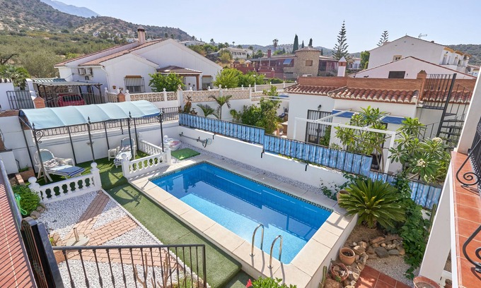 Puente de Salia House | Holiday Home 'El Escondite' with Private Pool, Wi-Fi and Air Conditioning