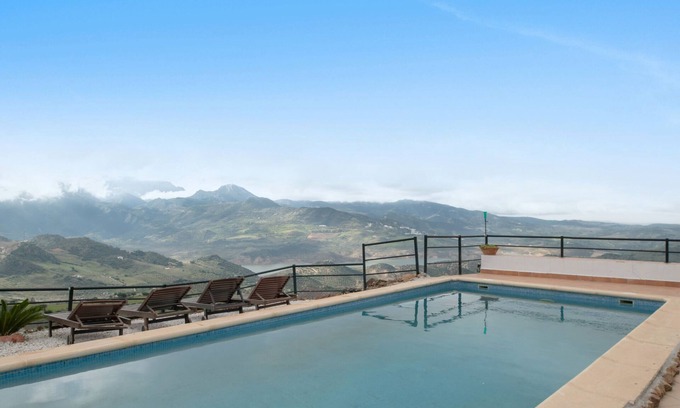 El Gastor House | Holiday Home 'El Mirador De La Luna' with Lake View, Private Pool and Wi-Fi