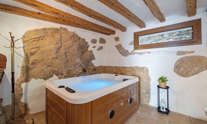 Tivissa House | Holiday Home 'El Racó De Les Escales' with Balcony, Wi-Fi and Air Conditioning