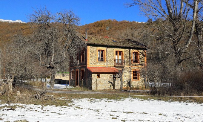 Matallana de Torio House | Holiday Home 'El Refugio De Valporquero' with Lake View, Private Terrace and Wi-Fi