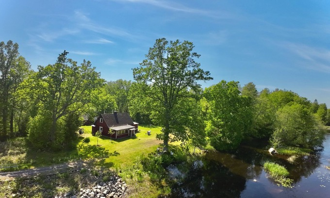 Hogsby House | Holiday home Emålund - on the river, sauna, canoe, hot tub
