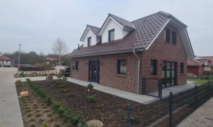 Geeste House | Holiday Home 'Emily' with Lake View, Private Terrace and Wi-Fi