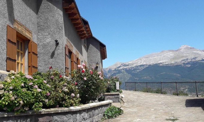 Castiello de Jaca House | Holiday Home 'La Casa De Luis' with Mountain View, Private Terrace and Wi-Fi
