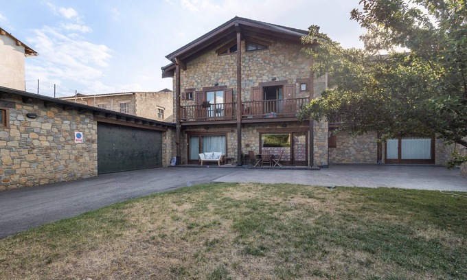 Bellver de Cerdanya House | Holiday Home 'Vall Bellver' with Mountain View, Private Terrace and Wi-Fi