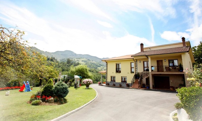 San Juan de Parres House | Holiday Home 'Supereda' with Mountain View, Private Terrace and Wi-Fi