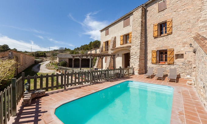 Sant Marti de Tous House | Holiday Home 'El Cup' with Mountain View, Shared Pool and Wi-Fi