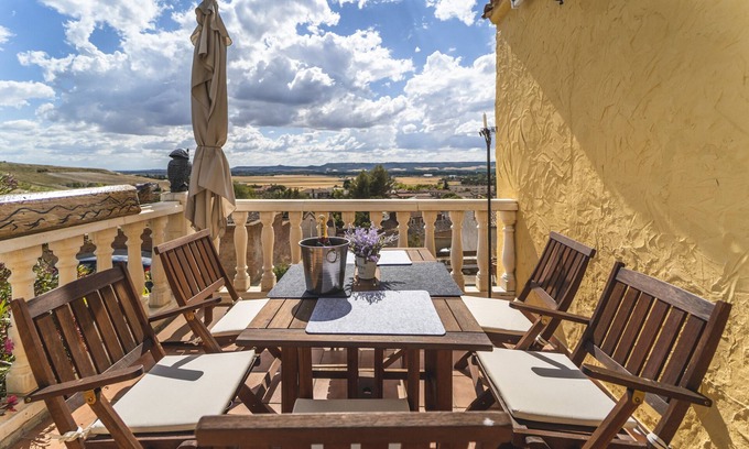 Tariego de Cerrato House | Holiday Home 'Mirador De Cerrato' with Private Terrace, Balcony and Wi-Fi