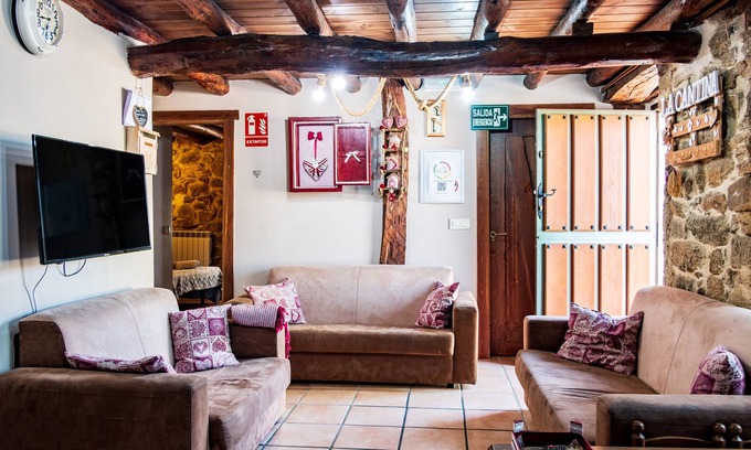 Villar de Corneja House | Holiday Home 'La Cantina' with Mountain View