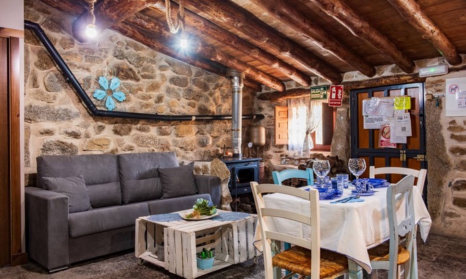 Villar de Corneja House | Holiday Home 'La Cuadra' with Mountain View