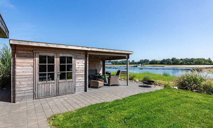 Wachtendonk House | Holiday Home 'Ferienhaus Am See' with Lake View, Private Terrace and Wi-Fi