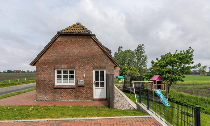 Osterdeich House | Holiday Home 'Ferienhaus Baudewig' with Private Terrace and Wi-Fi