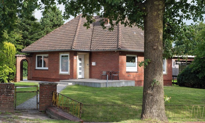 Wischhafen House | Holiday Home 'Ferienhaus Anna Elbe' with Private Terrace, Private Garden and Wi-Fi