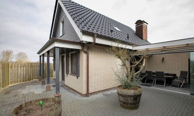 Hennstedt House | Holiday Home 'Ferienhaus Martje' with Private Terrace, Private Garden and Wi-Fi