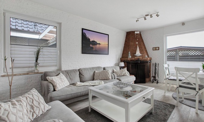 Hennstedt House | Holiday Home 'Ferienhaus Pfanne' with Private Terrace, Private Garden and Wi-Fi