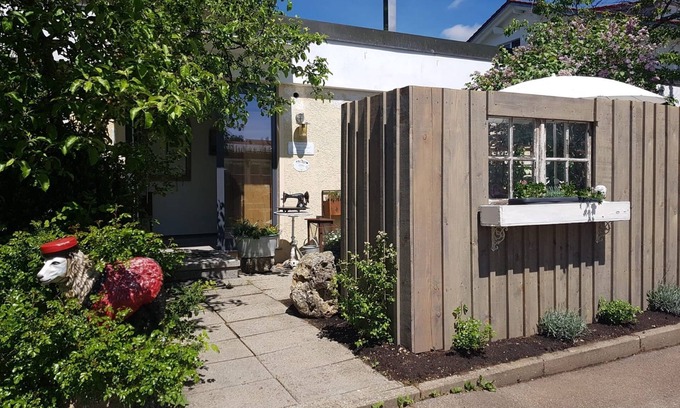 Muensingen House | Holiday Home 'Ferienhaus Schillerstraße' with Private Terrace, Shared Garden and Wi-Fi