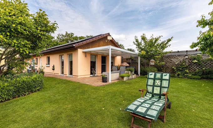 Neuruppin House | Holiday Home 'Ferienhaus 75 Qm, 1 Schlafzimmer' with Private Terrace, Shared Garden and Wi-Fi