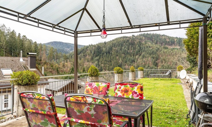 Hornberg House | Holiday Home "Ferienhaus Brigitte" with Terrace & Wi-Fi