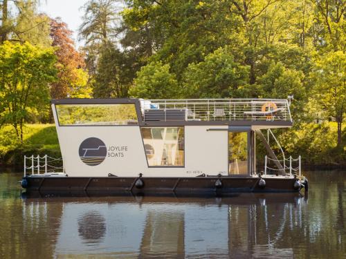 Merzig House | Holiday Home Floating Home-Hausboot in Merzig liegend by Interhome