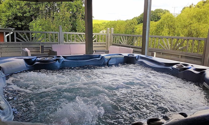 Plutscheid House | Holiday home for sole use, garden sauna, outdoor whirlpool, WLAN, play barn