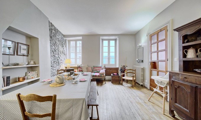 Bagneres-de-Luchon House | Holiday Home 'Maison Familiale' with Mountain View and Wi-Fi