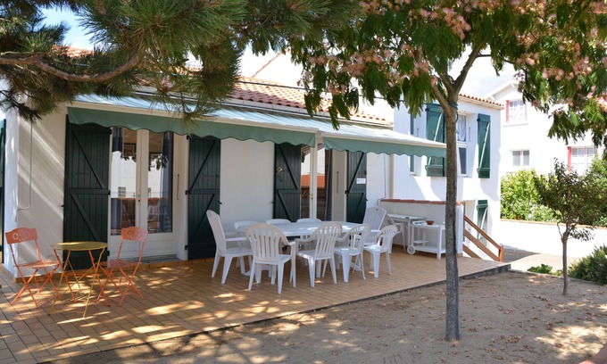 La Tranche-sur-Mer House | Holiday Home 'Les Floralies' with Private Terrace, Private Garden and Wi-Fi