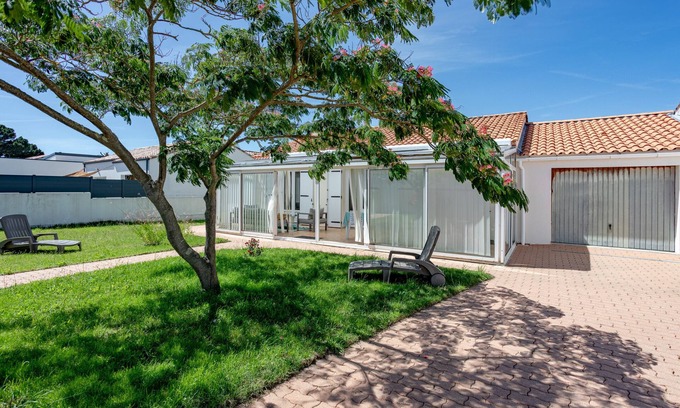 La Tranche-sur-Mer House | Holiday Home 'Maison Avec Jardin 400m Du Centre' with Garden and Wi-Fi